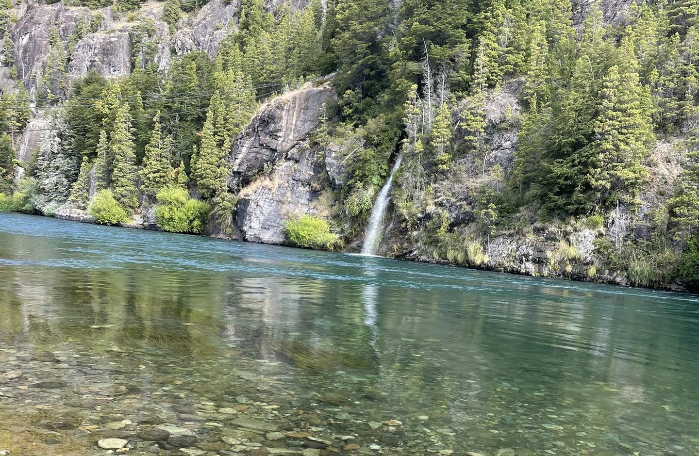 Agua clara de río de montaña, recurso hídrico para la agricultura