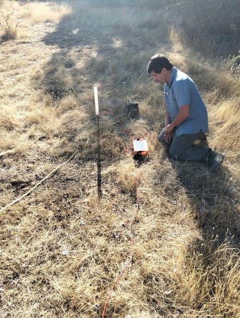 Profesional realizando análisis tomográfico de suelos en terreno