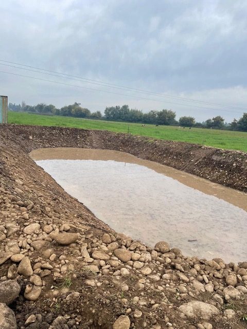 Tranque de acumulación de agua en un predio agrícola
